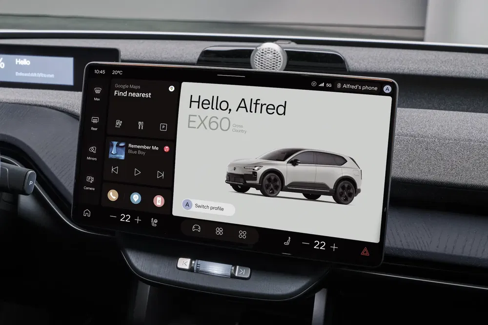 {"fr":"Intérieur de voiture avec écran d'affichage du système d'infodivertissement Volvo EX60.","nl":"Autointerieur met infotainmentsysteem display van Volvo EX60."}