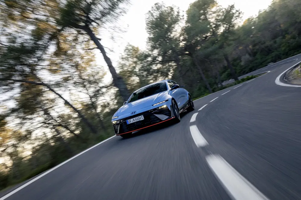 {"fr":"Hyundai Ioniq 5 roulant sur une route sinueuse entourée d'arbres.","nl":"Hyundai Ioniq 5 rijdt op een bochtige weg omringd door bomen."}