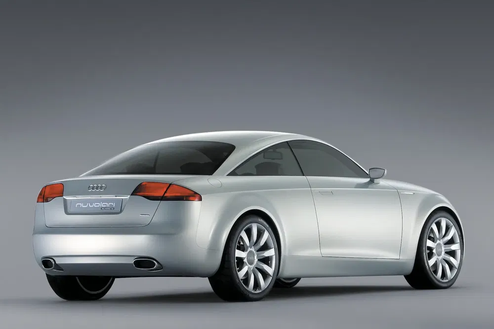 Audi Nuvolari quattro concept car argent, vue arrière sur fond gris.