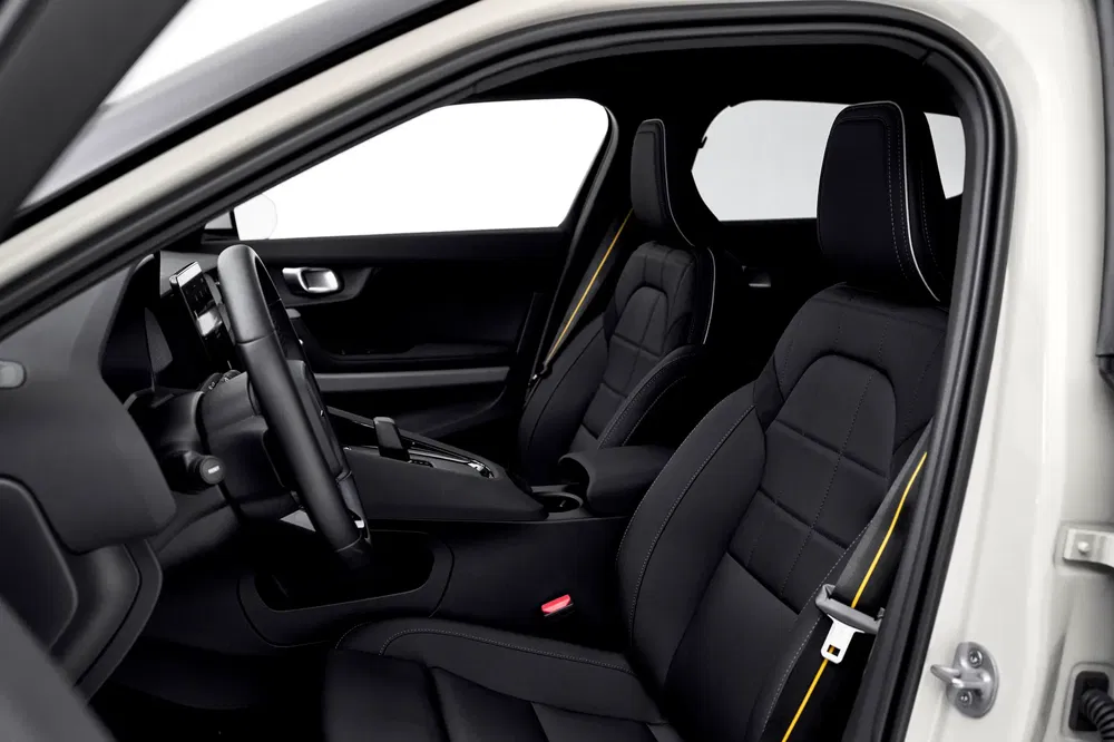 {"fr":"Intérieur élégant de voiture électrique Polestar 2 avec sièges en cuir noir et accents jaunes.","nl":"Stijlvol interieur van elektrische auto Polestar 2 met zwarte leren stoelen en gele accenten."}