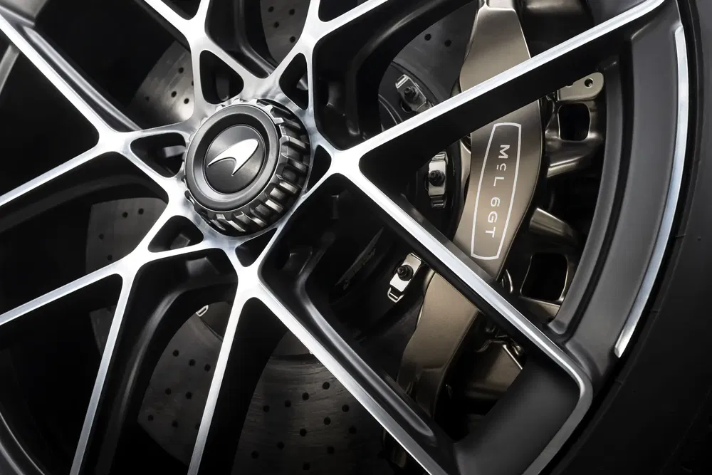 Close-up van een McLaren MSO-velg met focus op remmen en sportief ontwerp.