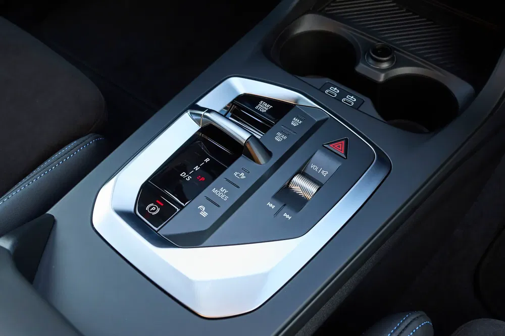 Console centrale de la Hyundai Ioniq 5 avec sélecteur de vitesse et fonctionnalités tactiles.
