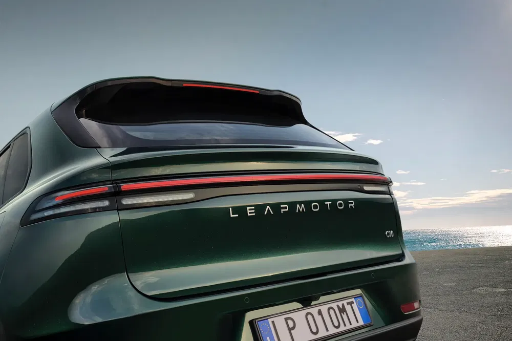 Achteraanzicht van de groene Leapmotor C10 bij de zee.