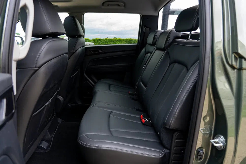 Intérieur luxueux avec sièges arrière en cuir noir d'une voiture moderne.