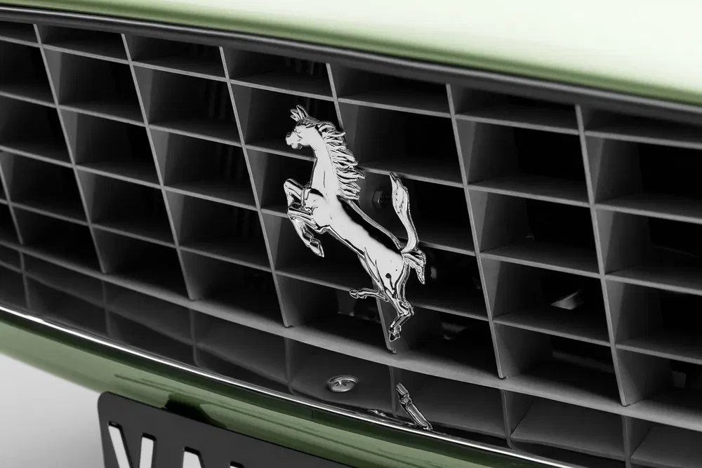 Calandre Ferrari verte avec emblème cheval cabré chromé brillant.