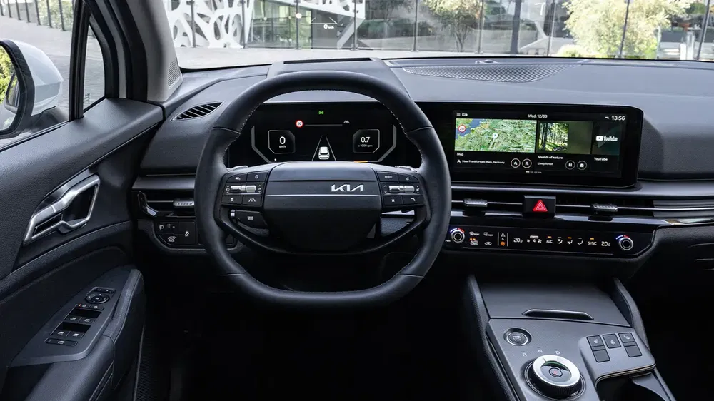 Intérieur moderne de la Kia Sorento avec volant multifonctions et écran d'affichage numérique.