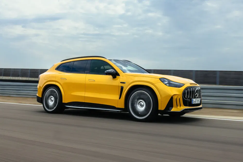Gele Mercedes-Benz AMG op een racebaan, met een opvallend sportief ontwerp.