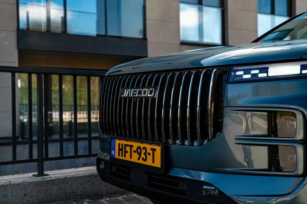 Verticale grille van de Jaecco, dynamisch detail, Nederlandse kentekenplaat zichtbaar.