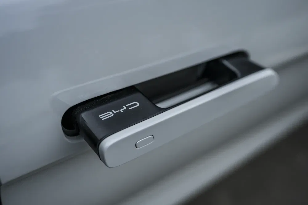 {"fr":"Poignée de porte rétractable BYD CH3 moderne sur voiture électrique grise.","nl":"Moderne BYD CH3 intrekbare deurhendel op grijze elektrische auto."}