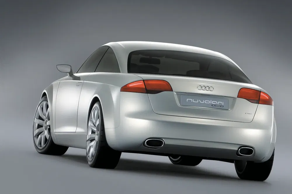 Concept car Audi Nuvolari quattro, vue arrière, design élégant et futuriste.