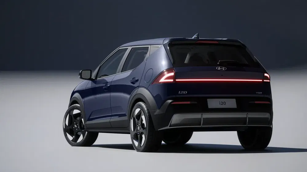 Hyundai i20 2023 bleu, vue arrière, style moderne, éclairage LED distinctif.