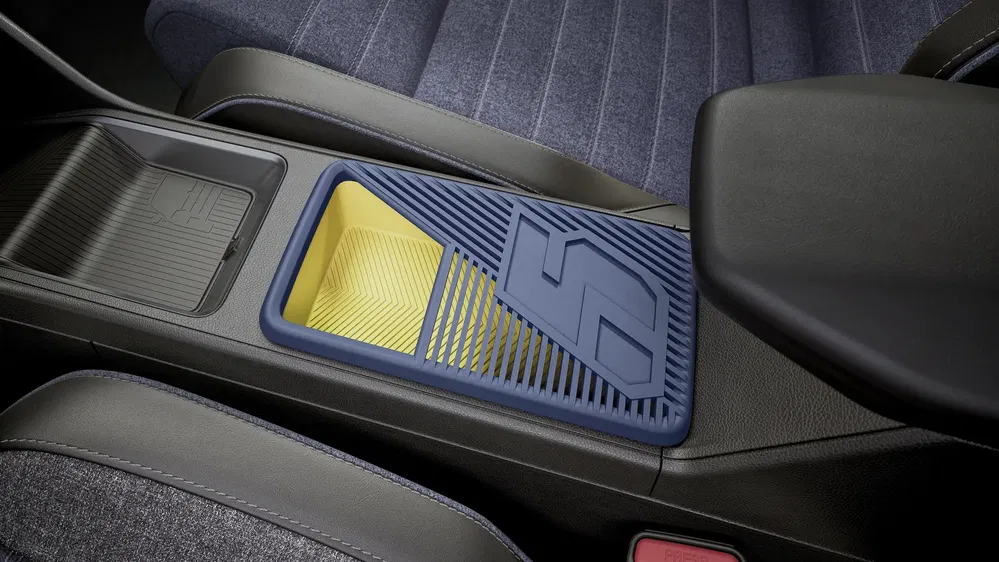Intérieur moderne du Renault Scenic avec espace de rangement innovant et sièges en tissu bleu.