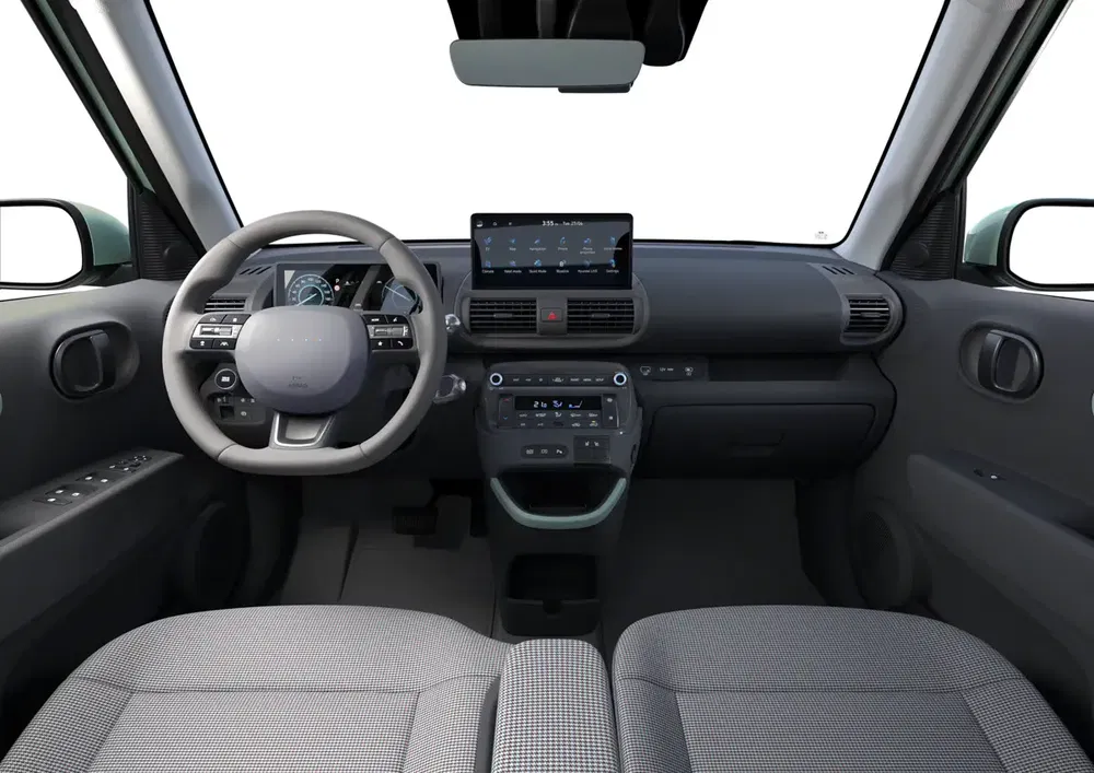 Dashboard van Toyota Aygo X met modern touchscreen en minimalistisch interieur.