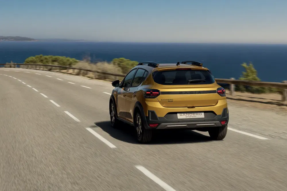 {"fr":"Dacia Sandero Stepway dorée sur une route côtière panoramique, ciel et mer en arrière-plan.","nl":"Gouden Dacia Sandero Stepway op een schilderachtige kustweg, met lucht en zee op de achtergrond."}