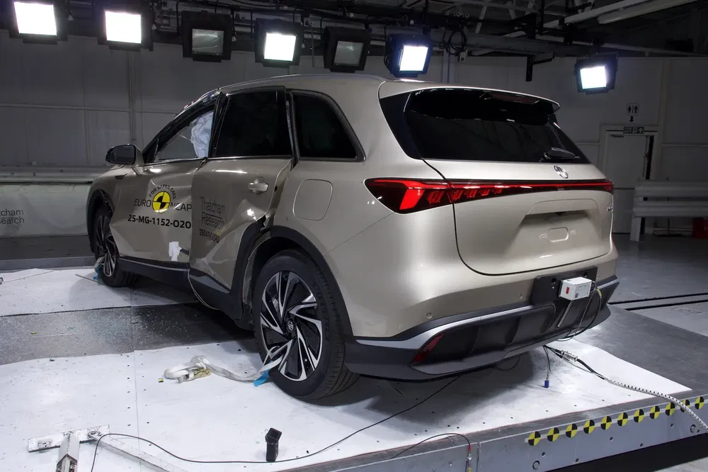 MG SUV ZS lors d'un test de collision Euro NCAP en laboratoire d'essai automobile.