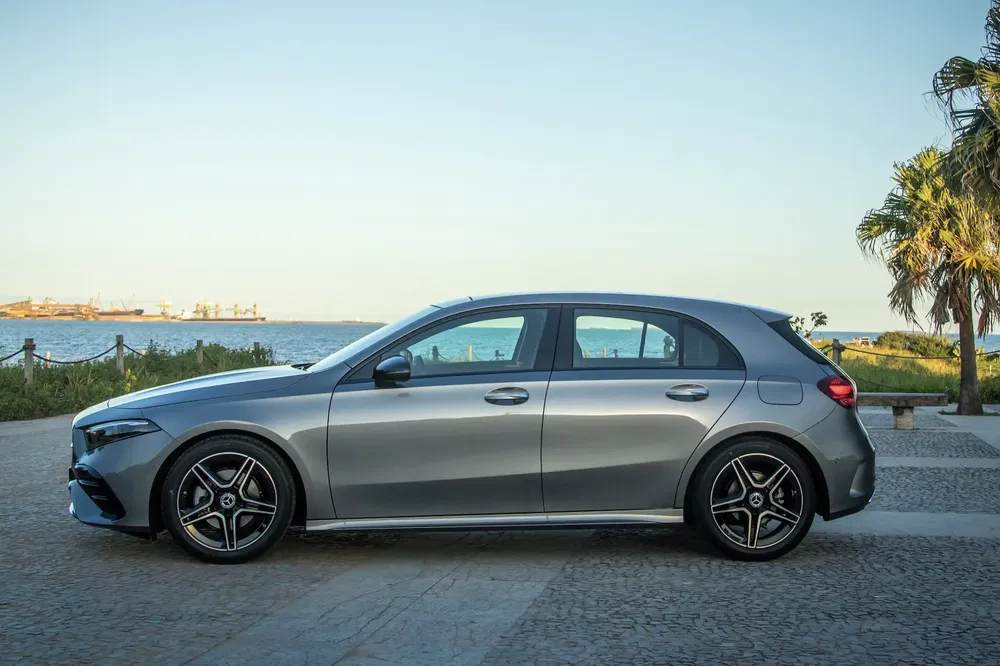 {"fr":"Profil latéral d'une Mercedes-Benz Classe A argentée au bord de la mer.","nl":"Zijaanzicht van een zilveren Mercedes-Benz A-Klasse aan zee."}