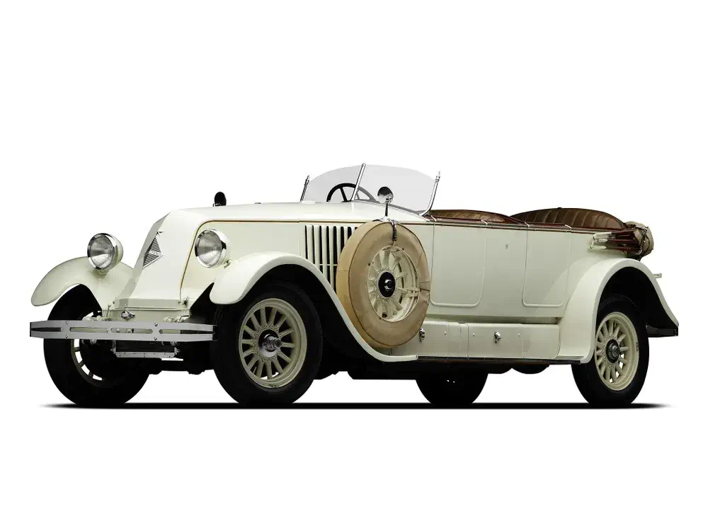 Voiture Torpedo Voisin modèle C5 blanche vintage sur fond blanc, design classique de luxe.