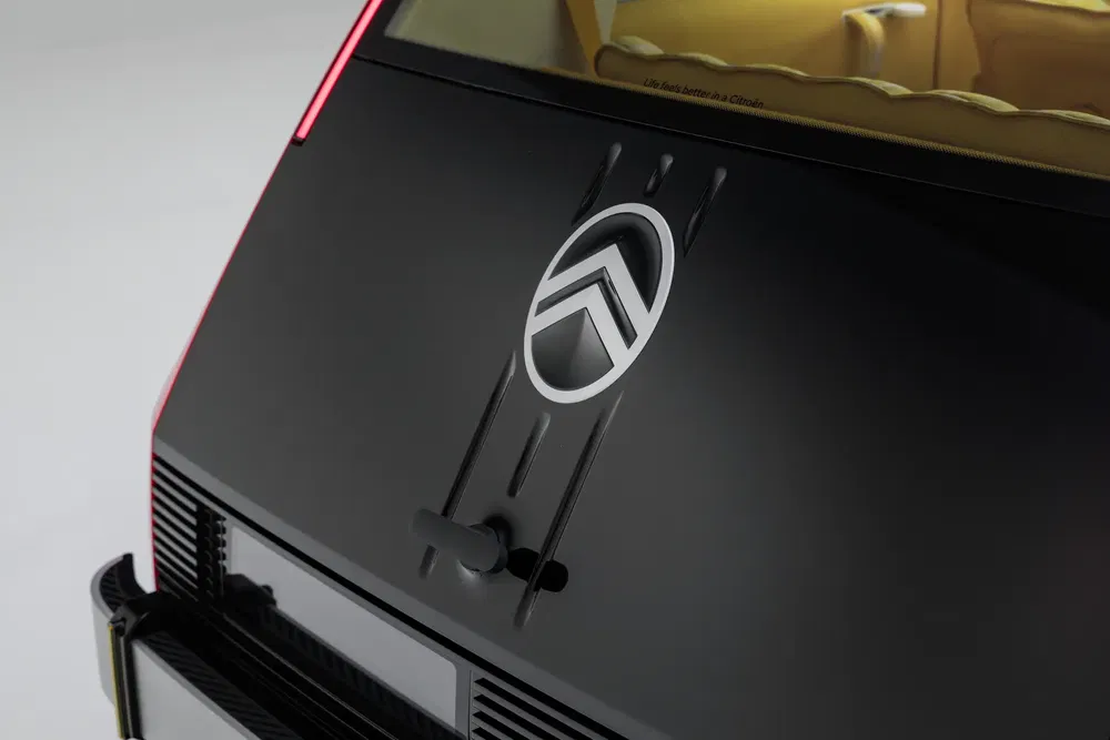 Détail du hayon arrière d'une Citroën avec logo emblématique et feux arrière LED.