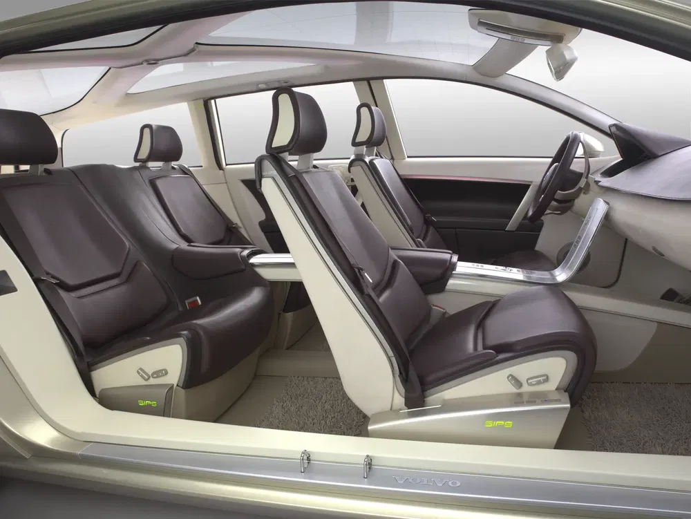 Moderne interieur van Volvo conceptauto met lederen stoelen en strak dashboard.