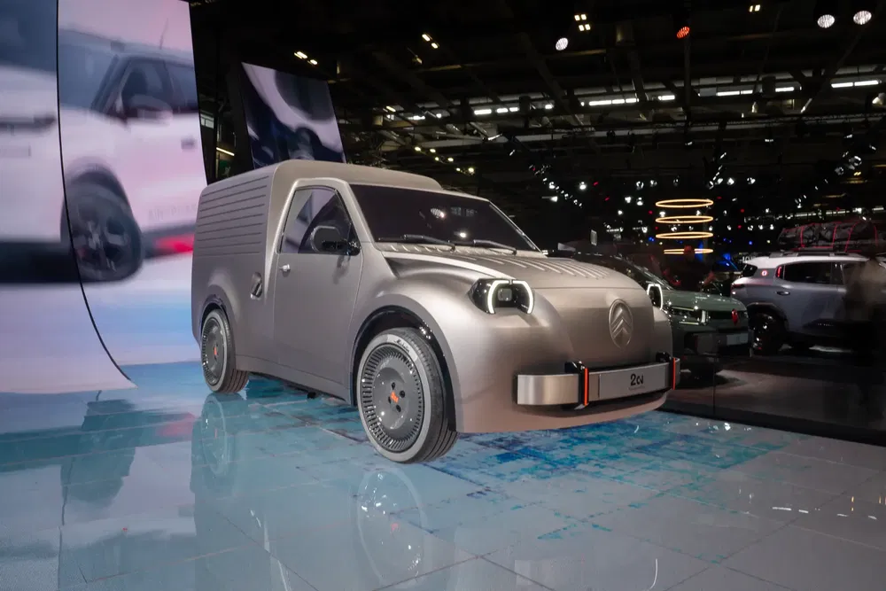 Concept car Citroën 2CV au salon automobile, design futuriste et carrosserie métallisée.