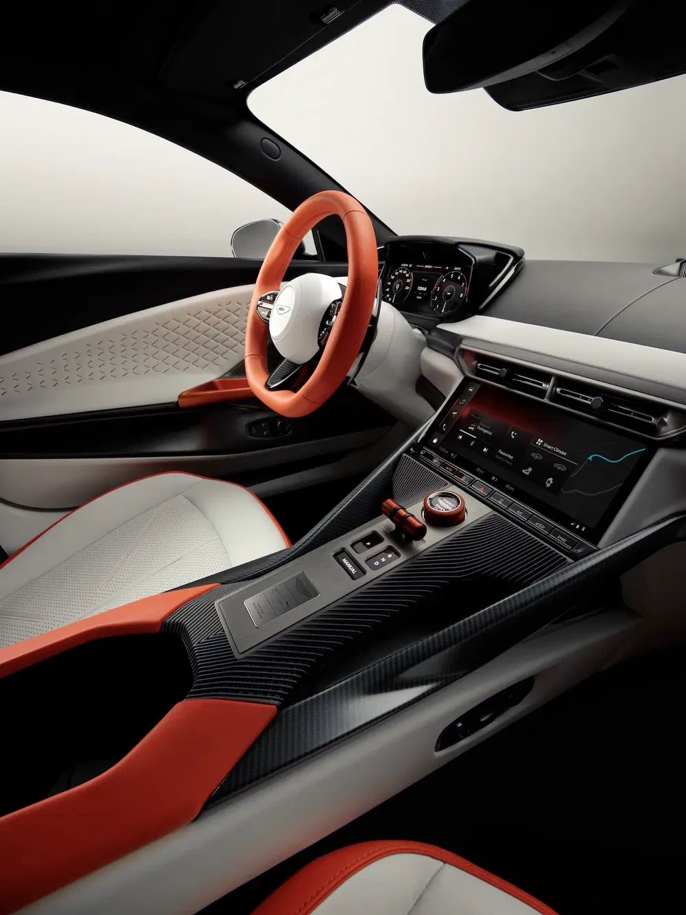 Intérieur de la Hyundai N Vision 74, avec volant orange et écran numérique moderne.