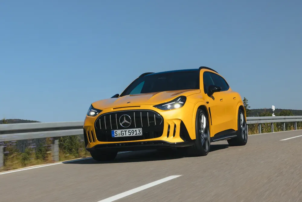 Gele Mercedes-AMG GT op snelweg, sportprestaties en elegante vormgeving.