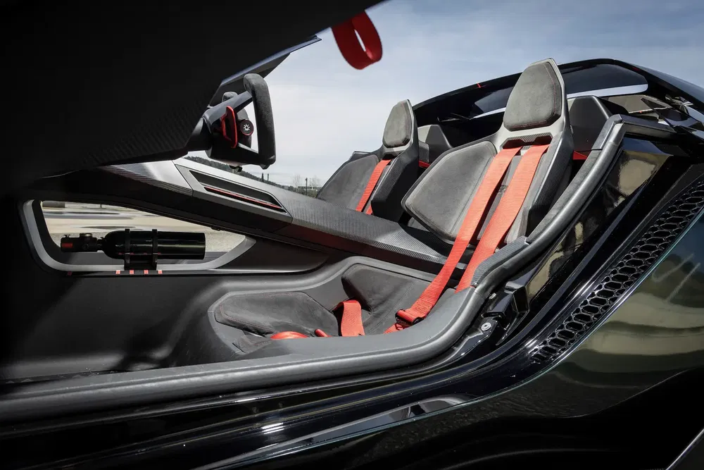 Intérieur de la voiture électrique Hypercar Czinger 21C avec harnais de sécurité rouge.