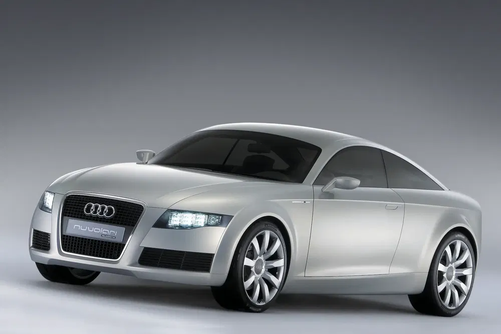 Audi Nuvolari Quattro concept car élégant avec design futuriste et carrosserie argentée brillante.