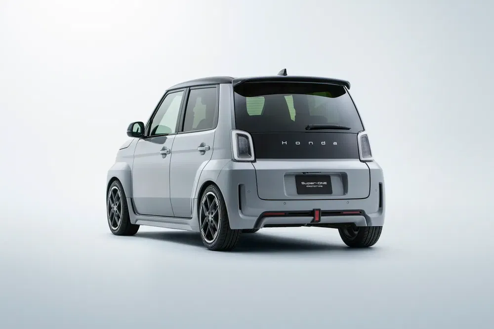 Honda N-WGN, compacte moderne avec design arrière distinctif et toit contrastant noir.