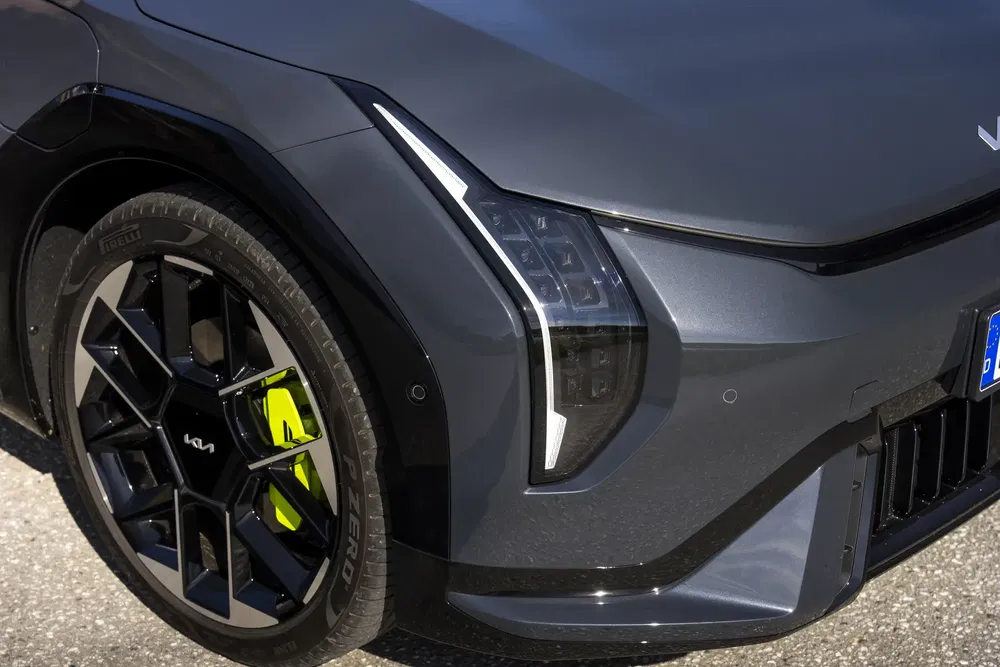 Gros plan d'une roue et phare avant de la Kia EV9 design moderne.