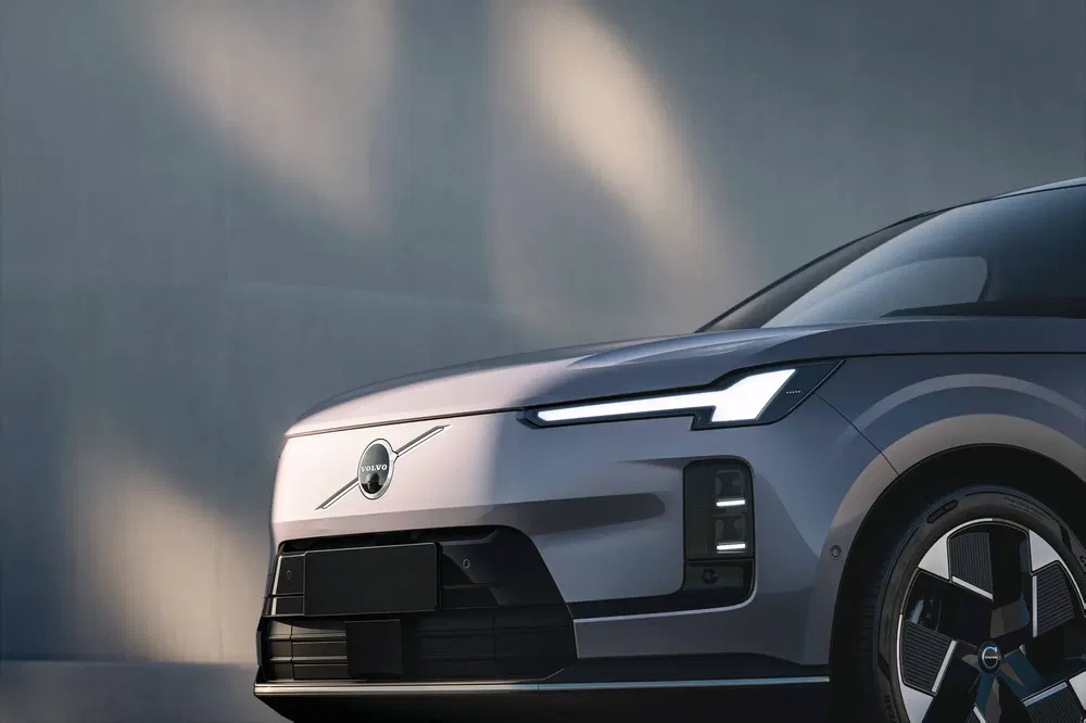 Volvo électrique moderne, phare avant stylisé et jante aéro, design épuré minimaliste.
