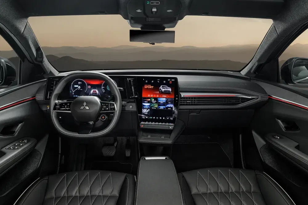 Intérieur moderne d'un Mitsubishi, volant et écran tactile central avec vue panoramique.