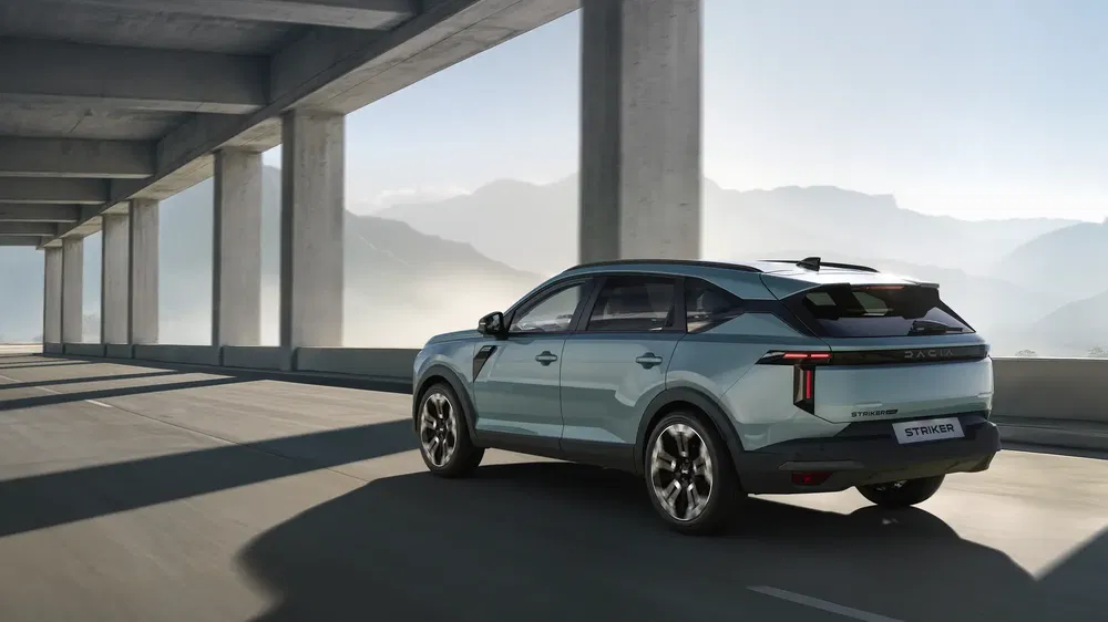 {"fr":"Dacia Striker SUV bleu roulant sur autoroute panoramique sous un pont, montagne en arrière-plan.","nl":"Blauwe Dacia Striker SUV op panoramische snelweg onder brug, bergen op de achtergrond."}