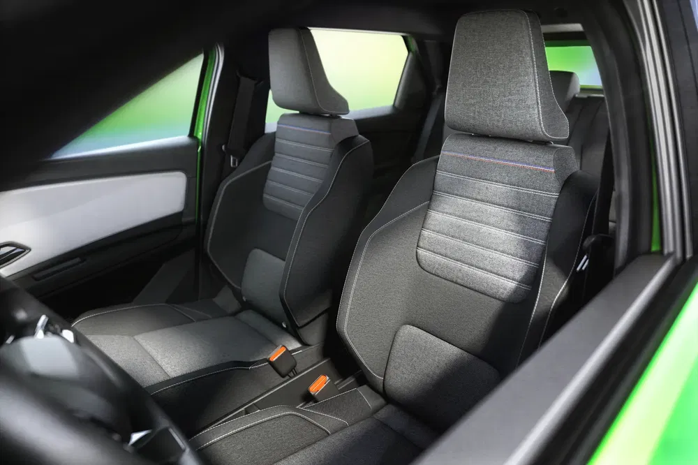 Intérieur élégant d'une voiture avec sièges avant en tissu gris haute qualité.