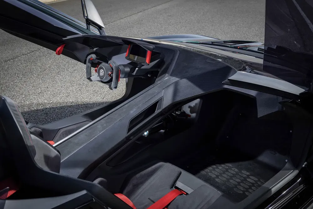Intérieur futuriste de la Volkswagen GX3 avec volant minimaliste et sièges sport.