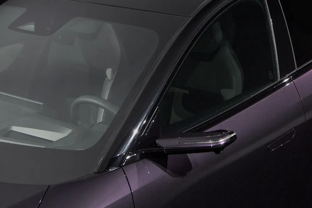 Vue rapprochée d'une BMW avec miroir latéral et intérieur moderne.