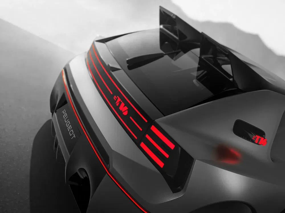 Vue arrière de la Peugeot e-Legend avec aileron et feux arrière à LED distinctifs.