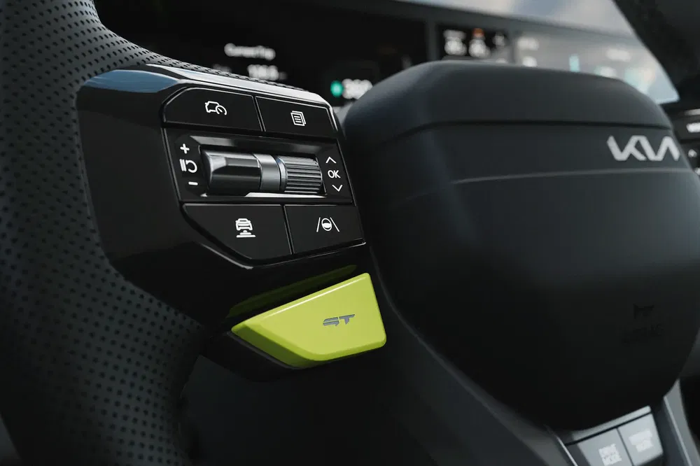 Volant Kia moderne avec boutons de commande avancés et logo distinctif.
