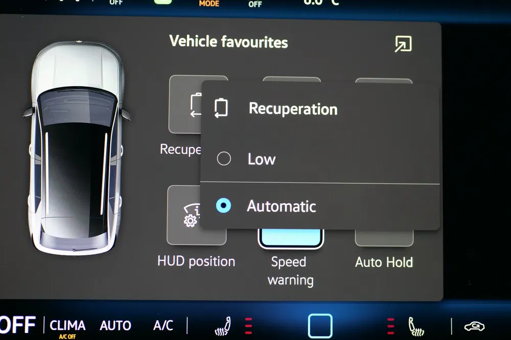 Audi-dashboard met automatische recuperatieopties en snelheidswaarschuwing.
