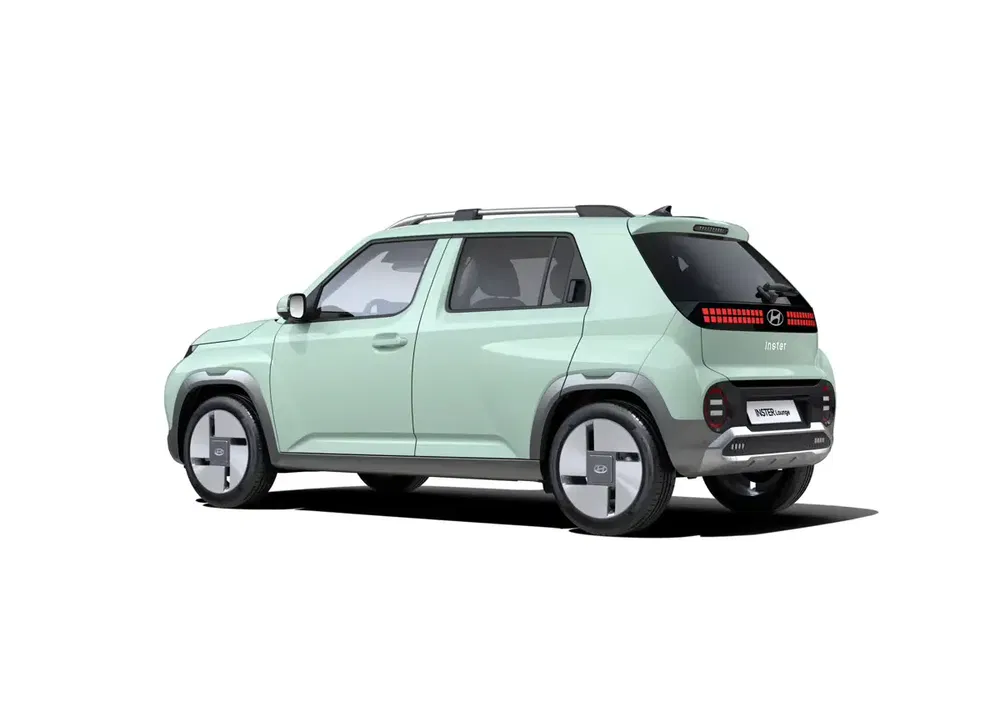 Lichtgroene Hyundai Casper, achteraanzicht, modern compact ontwerp, opvallende velgen.