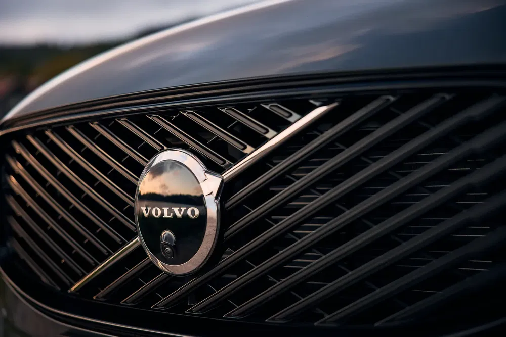 Gros plan de la calandre d'une Volvo avec logo emblématique en argent poli.