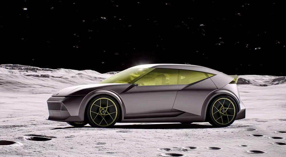 Kia conceptauto op de maan met gele getinte ramen, futuristisch ontwerp.