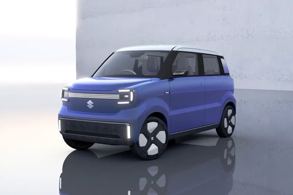 {"fr":"Concept car Suzuki électrique compact, design moderne dans un environnement minimaliste.","nl":"Elektrische Suzuki conceptauto, compact ontwerp in een minimalistische omgeving."}