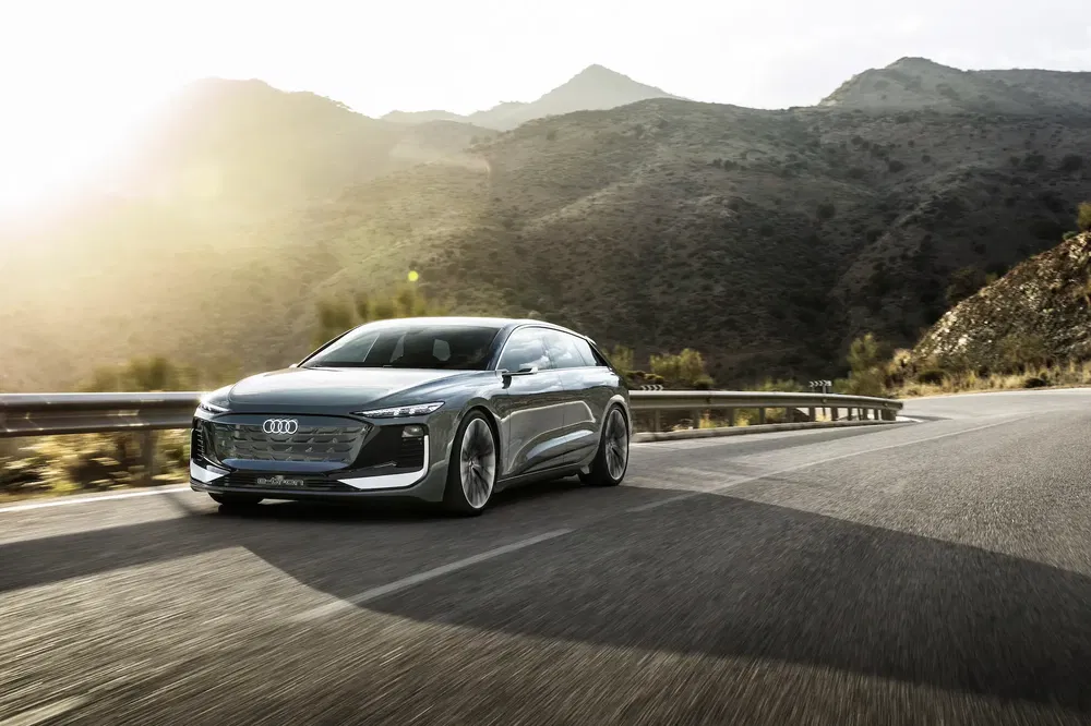 Audi concept électrique roulant sur route de montagne ensoleillée.
