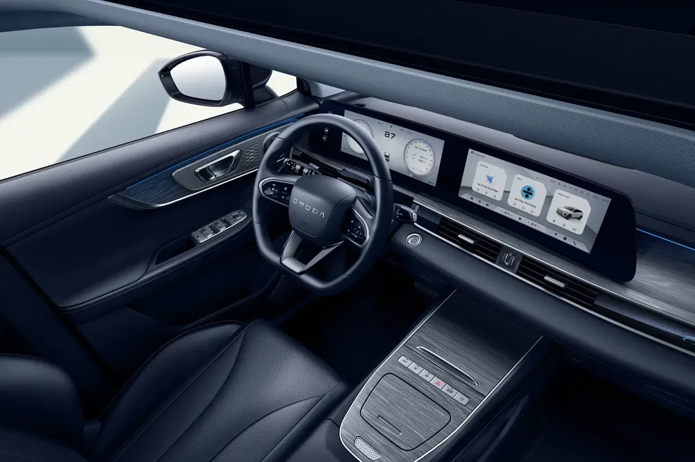 Intérieur du véhicule Omoda avec écran tactile haute technologie et finition élégante.