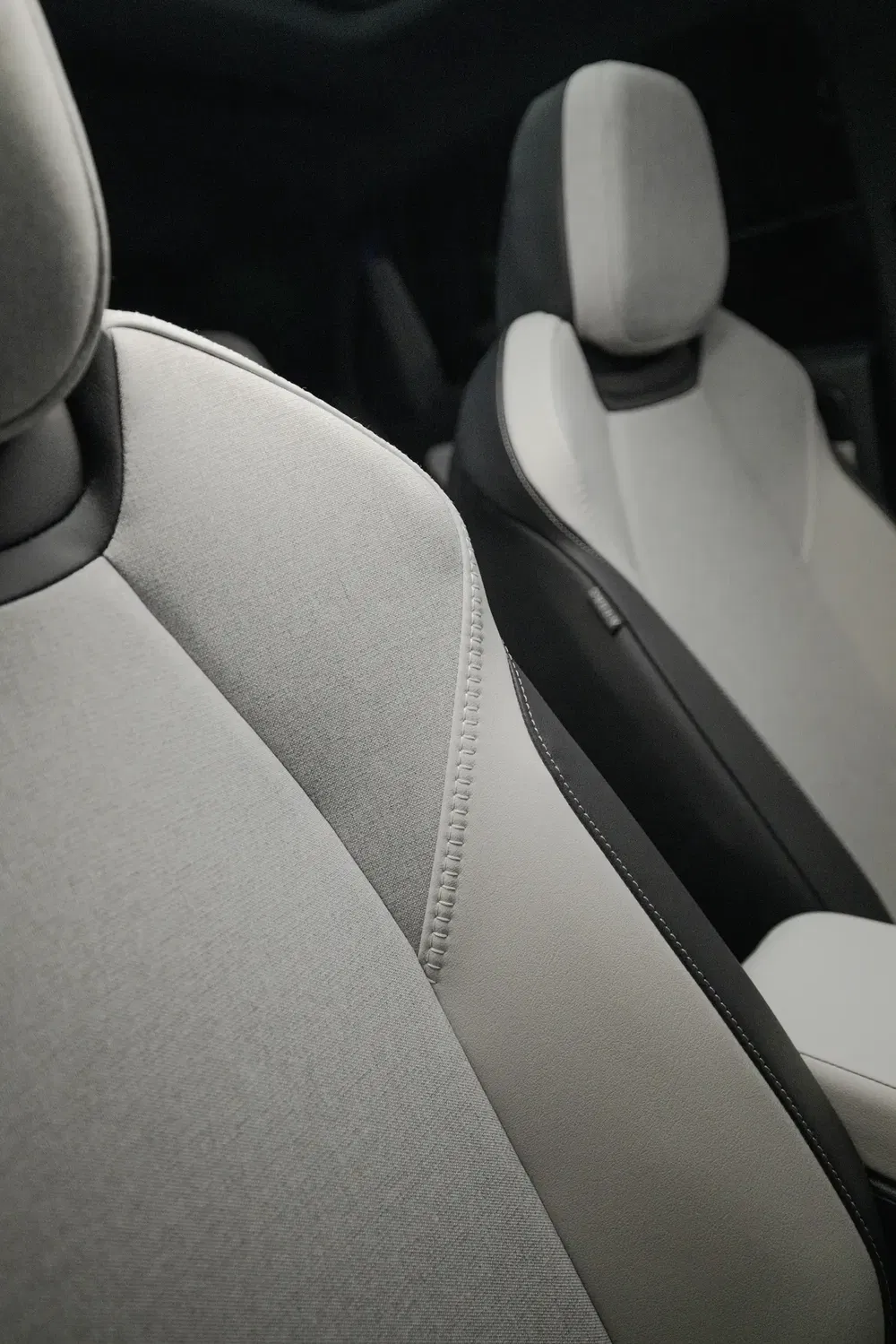 Intérieur de voiture haut de gamme avec sièges avant en cuir et textile dans une Tesla.