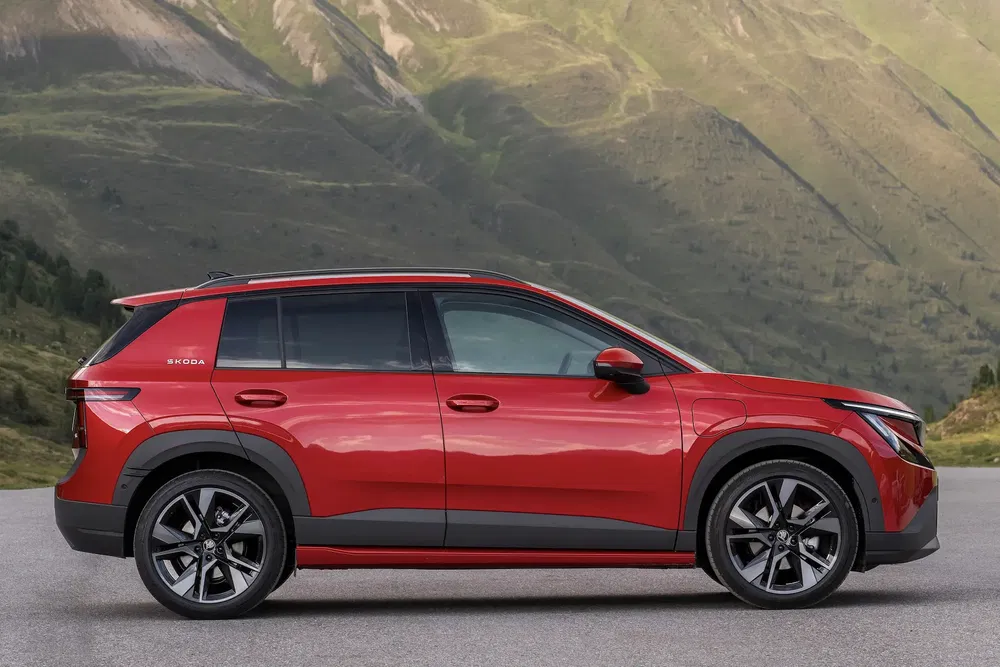 Profi rouge d'une Skoda Karoq 2023 sur fond montagneux.