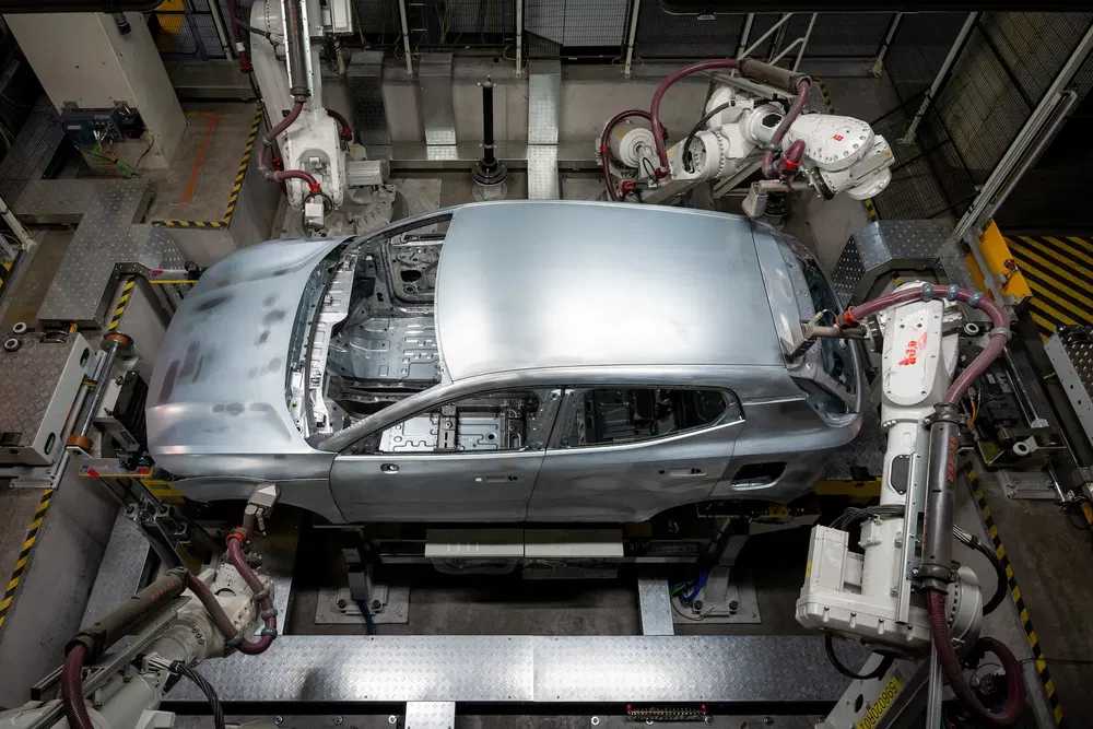 Autoframe in constructie in een fabriek met geautomatiseerde robots op de assemblagelijn.