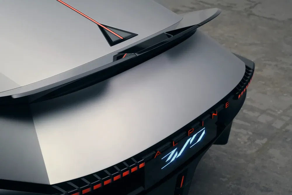 Futuristisch ontwerp van Alpine 310 kofferbak met rode accenten en achtervleugel.