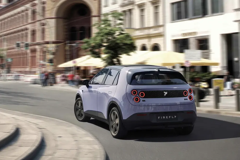 Concept-car électrique Firefly dans une rue européenne, design moderne et élégant.